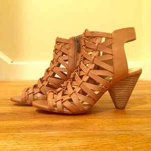 Vince Camuto come heel sandals